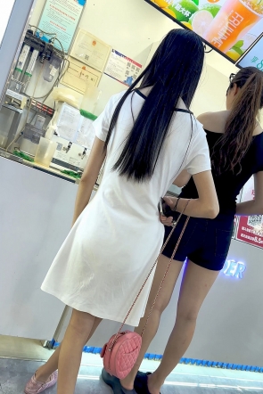 trump1517【KFC】⭐学生妹和闺蜜逛街·宽松长裙一半透明内一半微露唇
