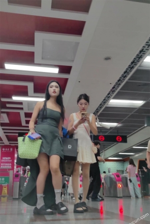 XM602黄色连衣裙肉色丝袜小姐姐和闺蜜逛街，白色内内