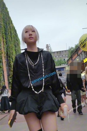 XM555黑色裤裙黑丝小姐姐一个人逛街，粉色内内