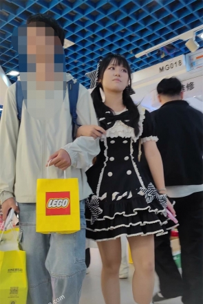 XM619洛丽塔小姐姐和男朋友逛街，白色内内